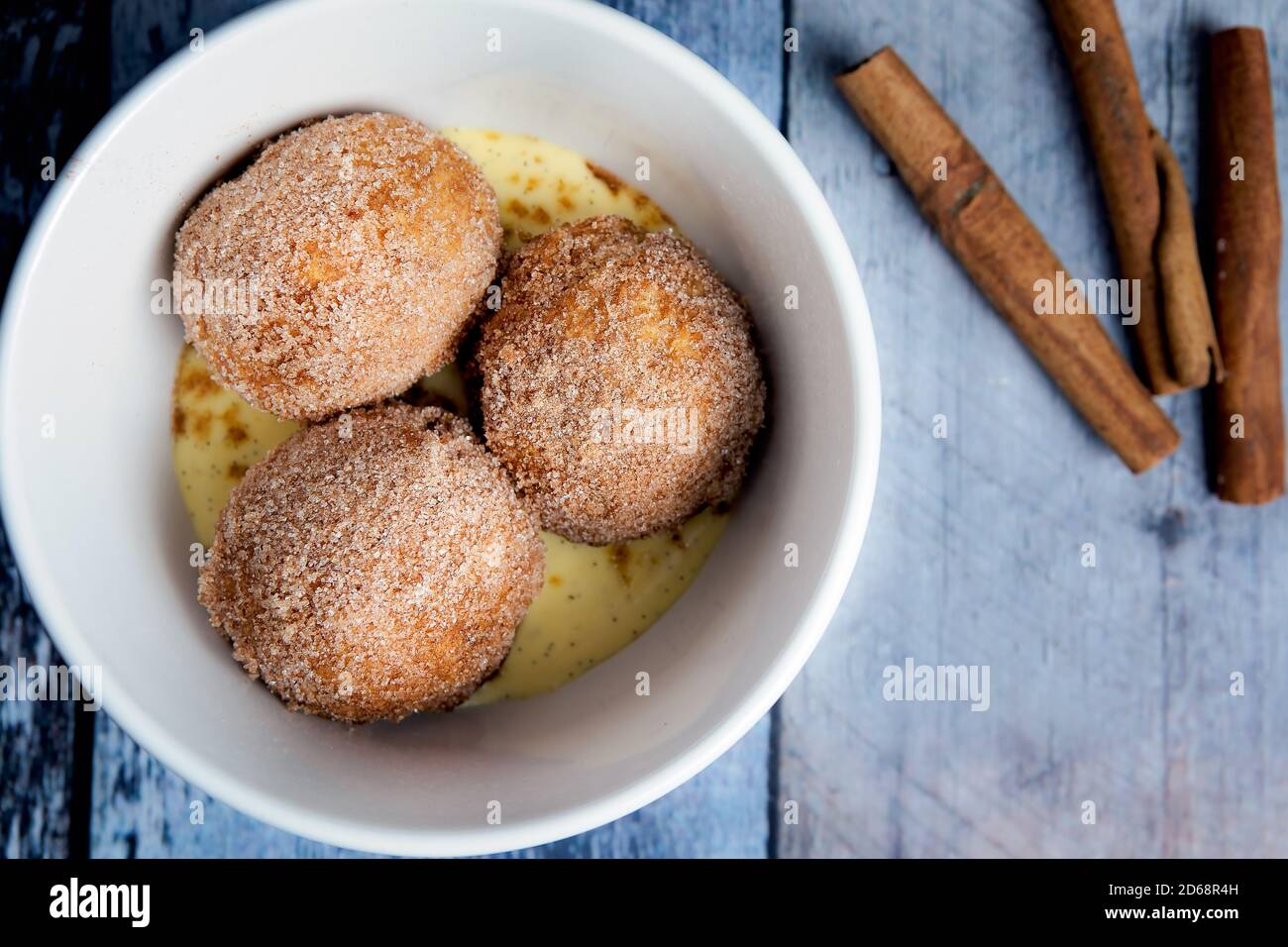 Bol de boules de dessert sucrées et frites Banque D'Images