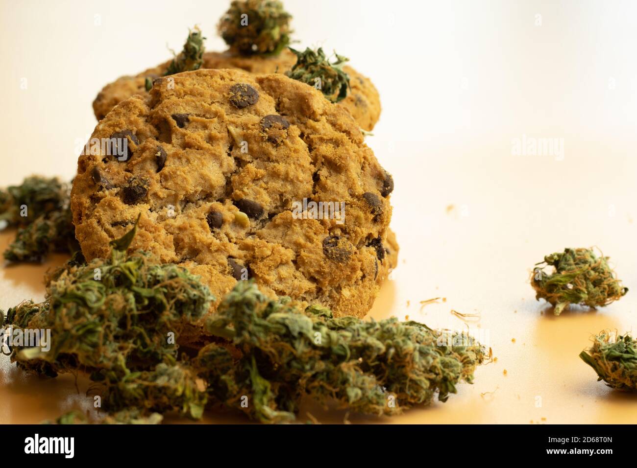 Bourgeon de marijuana et biscuit avec espace de copie, produit de THC de la nourriture de cannabis Banque D'Images