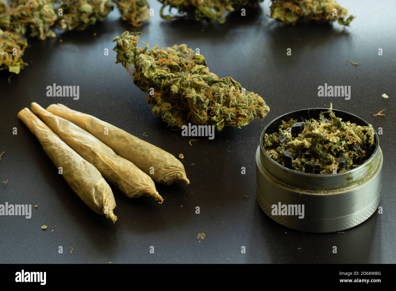 Cône de marijuana joint, cannabis bourgeon, herbe dans broyeur. Conception THC Banque D'Images