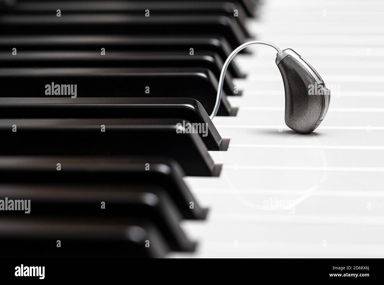 Aide auditive en gros plan sur les touches du piano. Traitement de la surdité. Solution auditive, écoutez toute la variété de sons dans le monde Banque D'Images