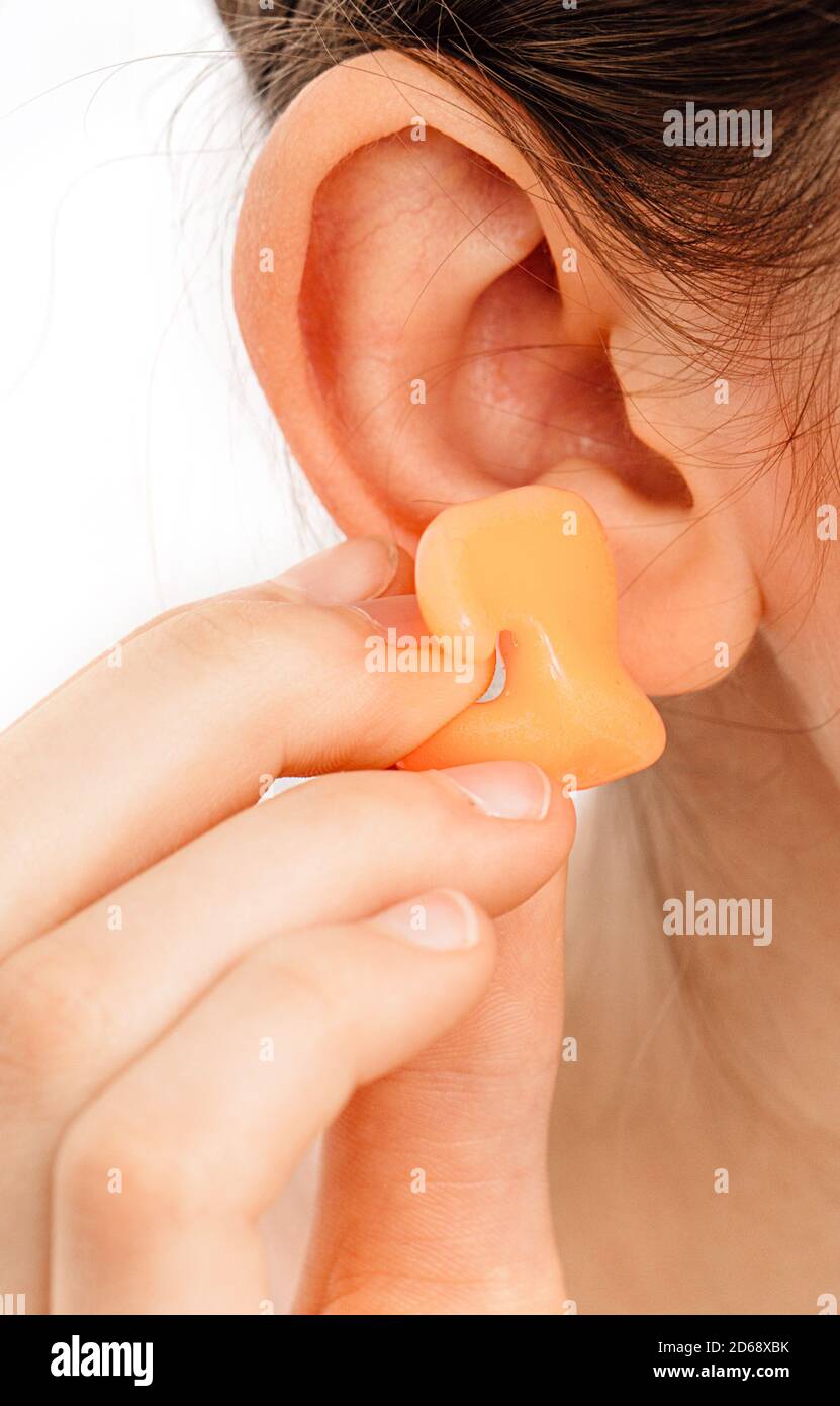Bouchons d'oreilles individuels pour enfants. Fille tenant un bouchon d' oreille près de l'oreille, gros plan Photo Stock - Alamy