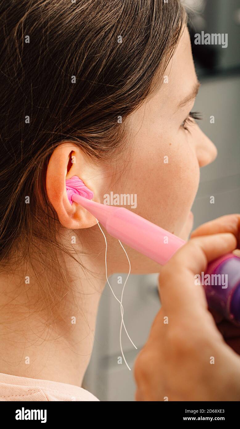 Processus De Fabrication De Bouchons D Oreille A Partir D Une Impression D Oreille D Enfant D Un Individu Gros Plan Sur L Oreille Bouchons D Oreilles Moules Personnellement Partie De L Ensemble Photo Stock Alamy