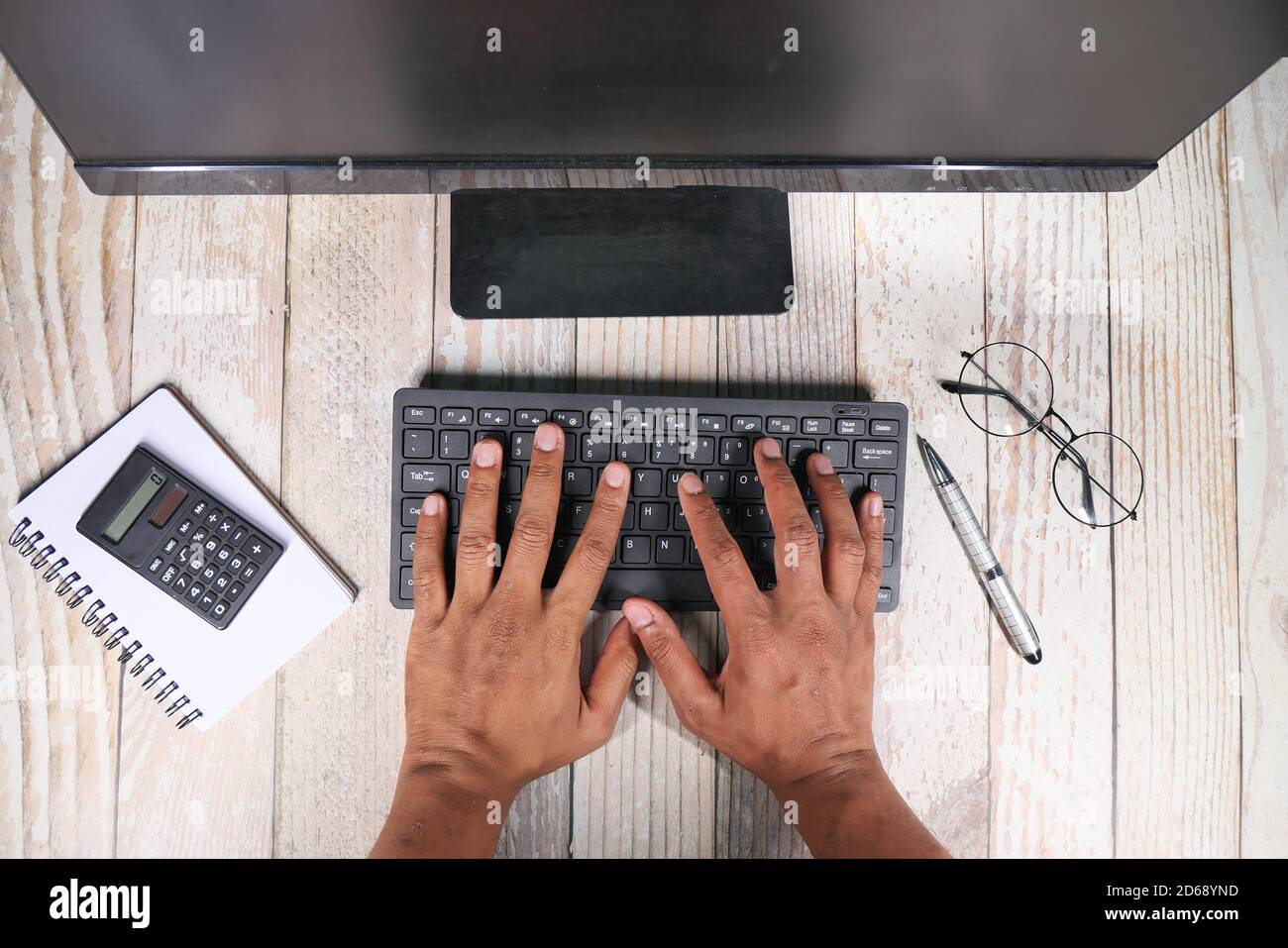 vue de dessus de la saisie manuelle sur le clavier . Banque D'Images