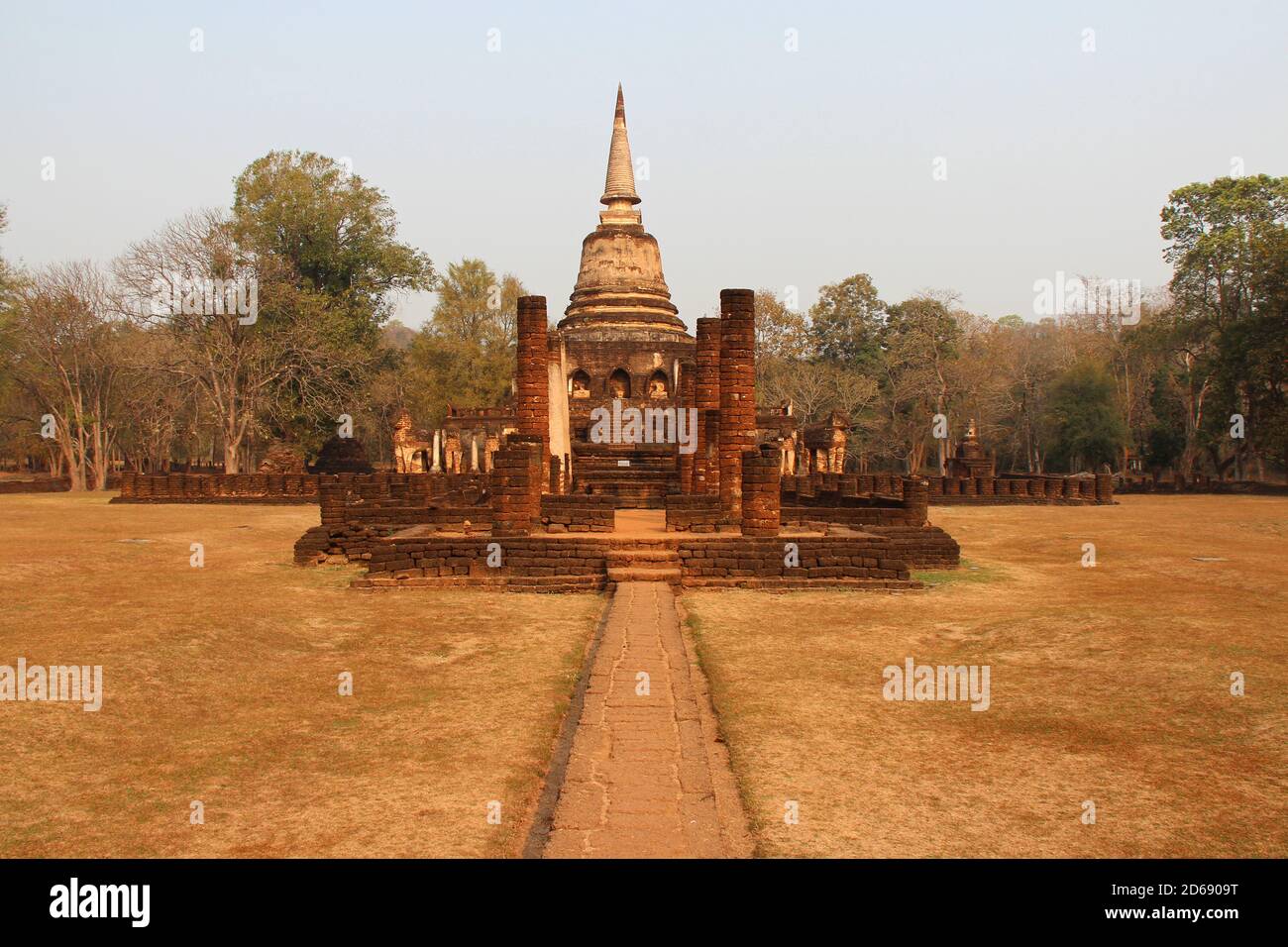 temple bouddhiste à si satchanalai-chalieng, fermé à sukhothai (thaïlande) Banque D'Images