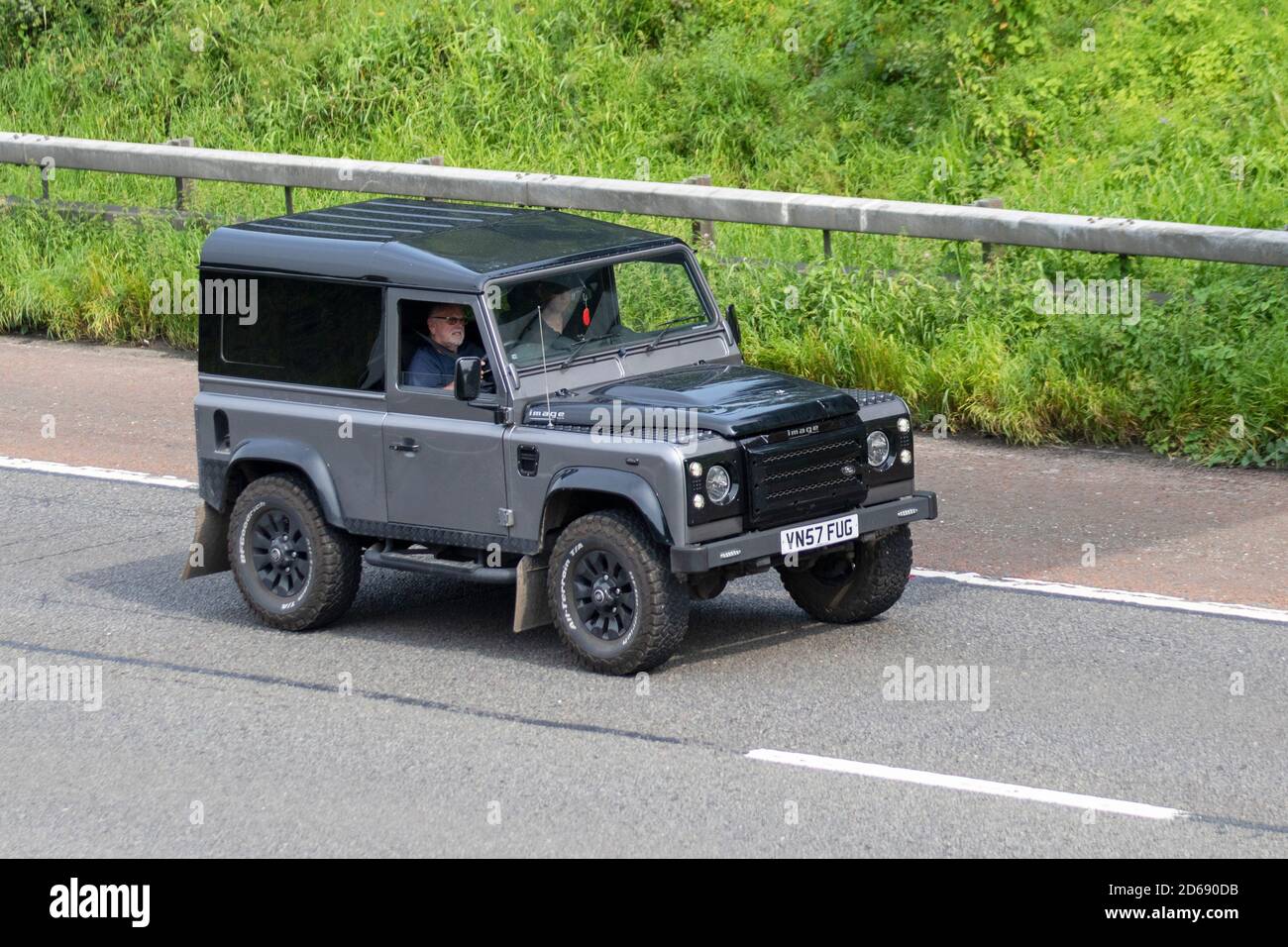 2007 image 4x4 modifié noir gris off-roader Land Rover Defender 90 toit rigide ; véhicules mobiles pour la circulation routière, véhicule tout-terrain sur les routes britanniques, moteurs, personnalisation de voiture, conduite sur l'autoroute M6 Banque D'Images