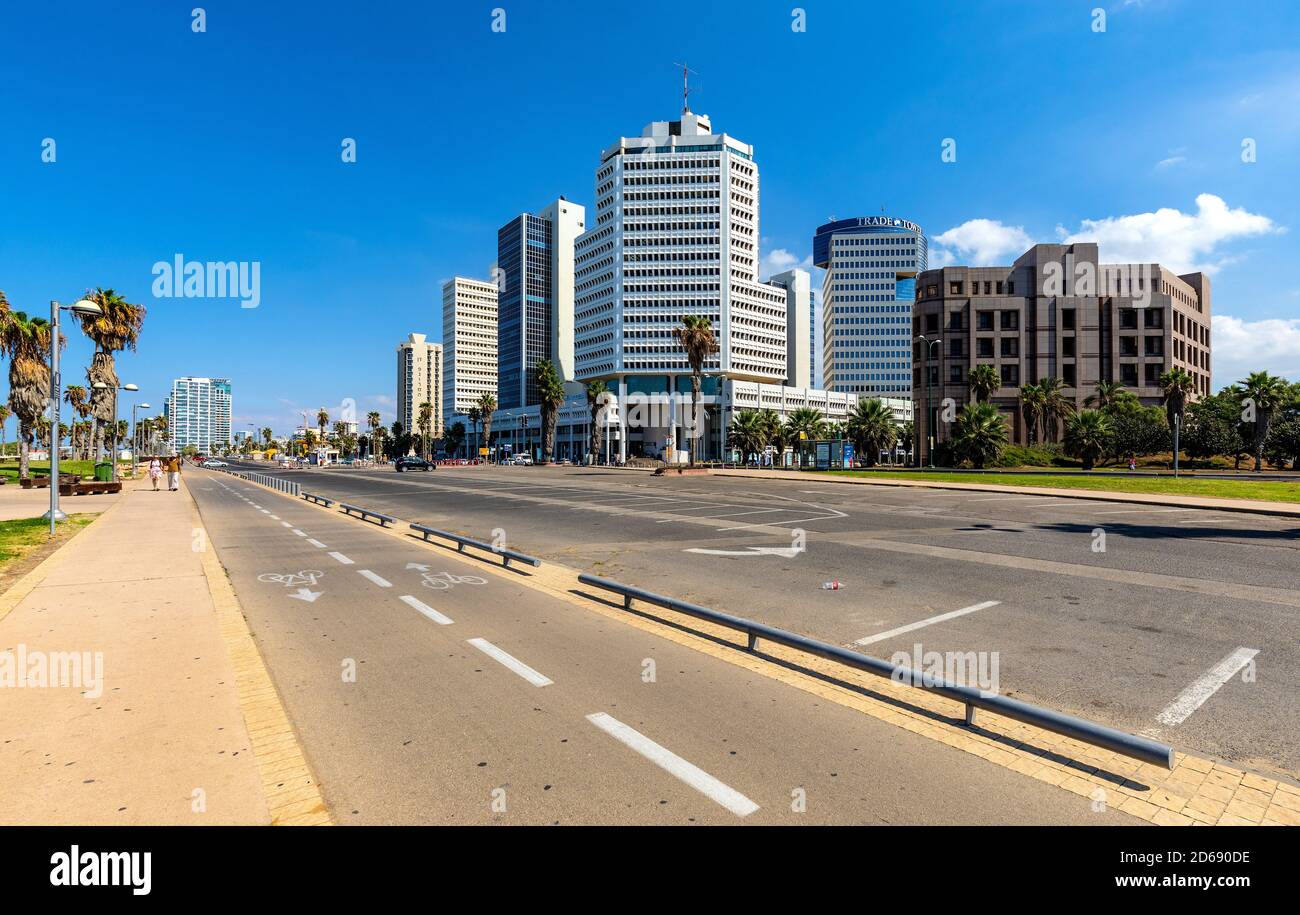 Tel Aviv Yafo, Gush Dan / Israël - 2017/10/11: Panorama du centre-ville de tel Aviv sur la côte méditerranéenne avec quartier des affaires le long de la promenade de tel Aviv Banque D'Images
