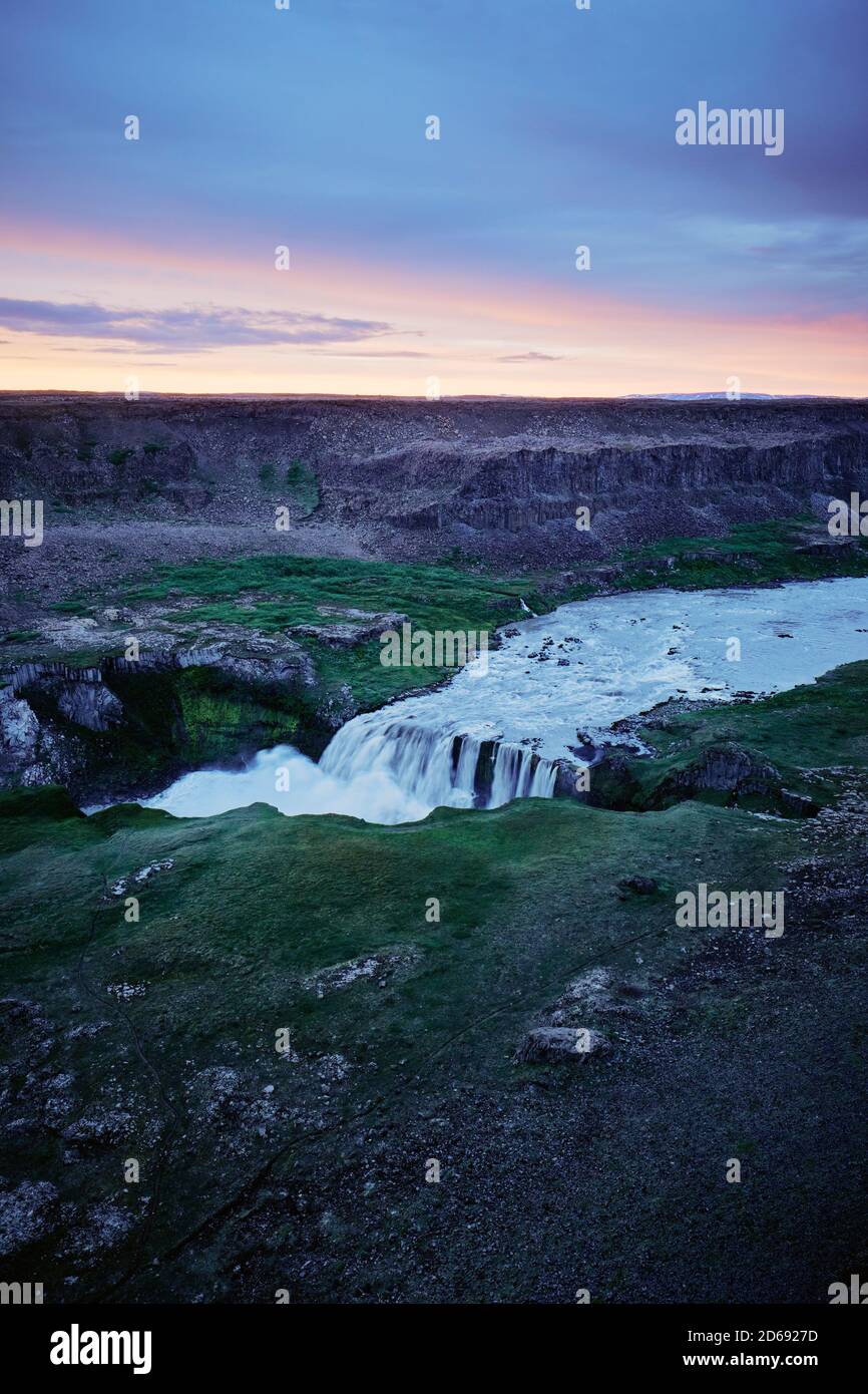 Hafragilsfoss cascade au crépuscule et la Jökulsá á Fjöllum, près de Dettifoss dans le Jökulságljúfur canyon, l'Islande. Banque D'Images