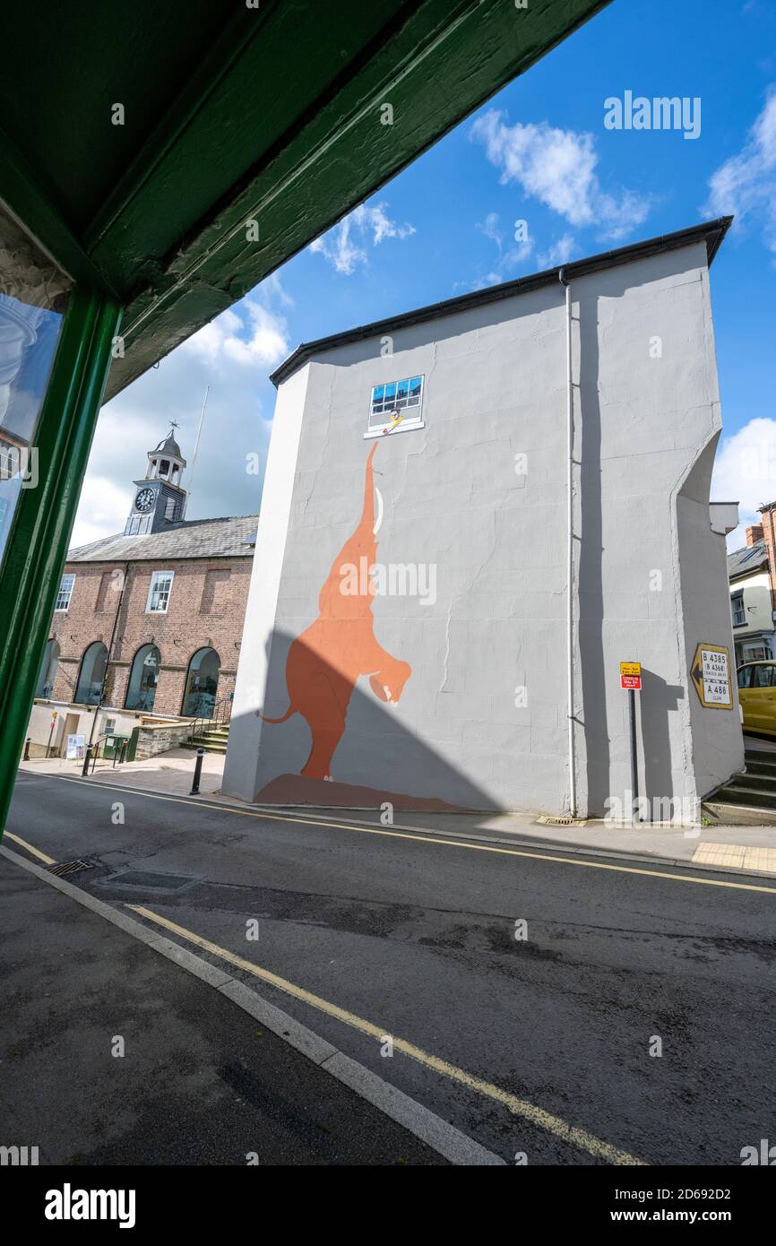 Murale éléphant, partie du projet de marche des éléphants, dans un bâtiment du château des évêques, Shropshire. Banque D'Images