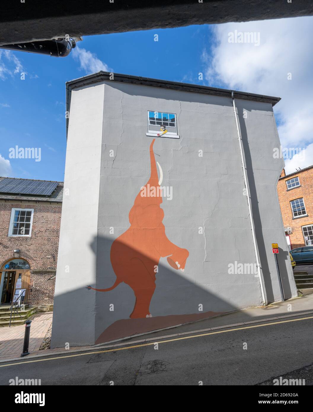 Murale éléphant, partie du projet de marche des éléphants, dans un bâtiment du château des évêques, Shropshire. Banque D'Images