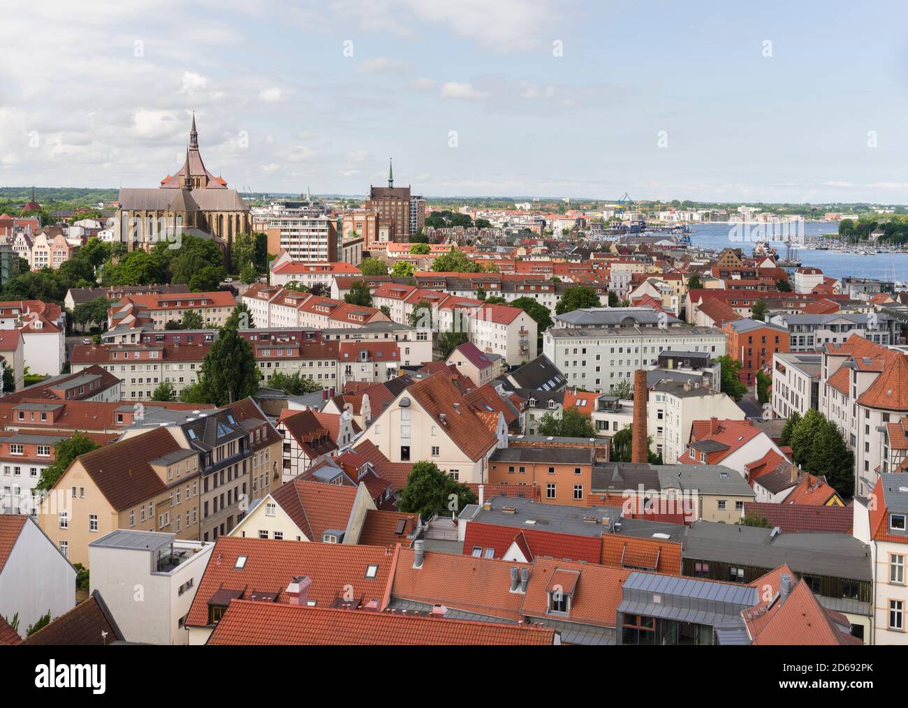 La ville hanséatique de Rostock à la côte de la mer baltique allemande. L'Europe, Allemagne, Mecklembourg-Poméranie-Occidentale, juin Banque D'Images