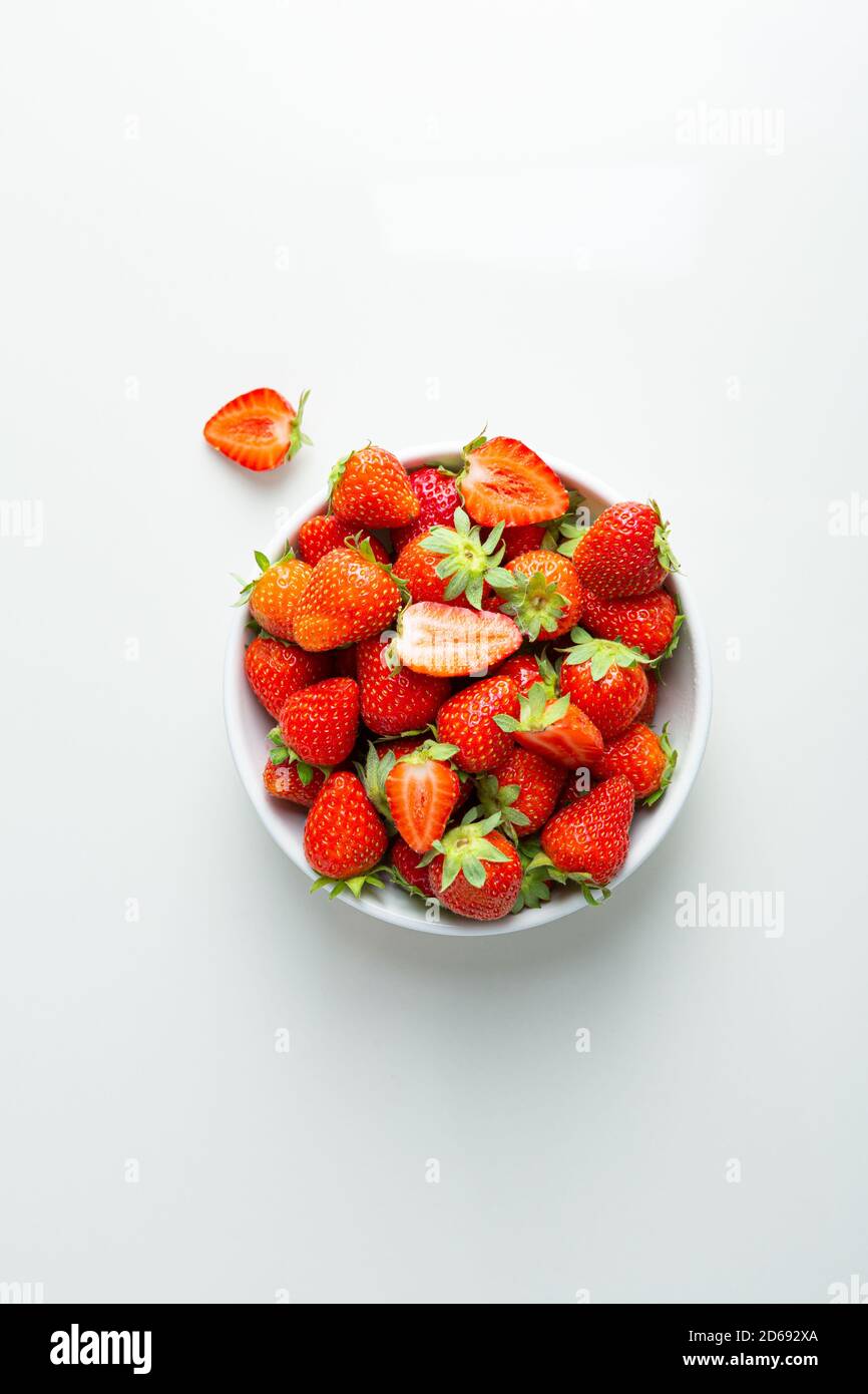 Vue en hauteur d'un bol de fraise ou d'une table blanche Banque D'Images