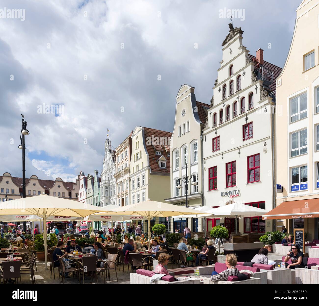 Des maisons traditionnelles sont construites au milieu de l'âge avec un café et un restaurant au Neuer Markt (nouveau marché). La ville hanséatique de Rostock sur la côte de Banque D'Images