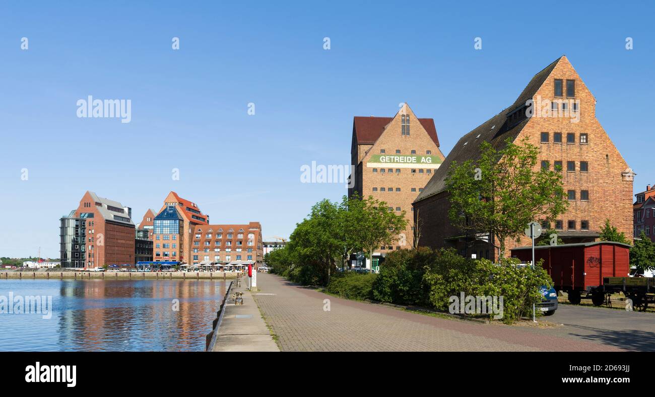 Port à l'Unterwarnow, aménagement de chantier naval à la péninsule de Silohalbinsel. La ville hanséatique de Rostock sur la côte de la mer baltique allemande. Banque D'Images