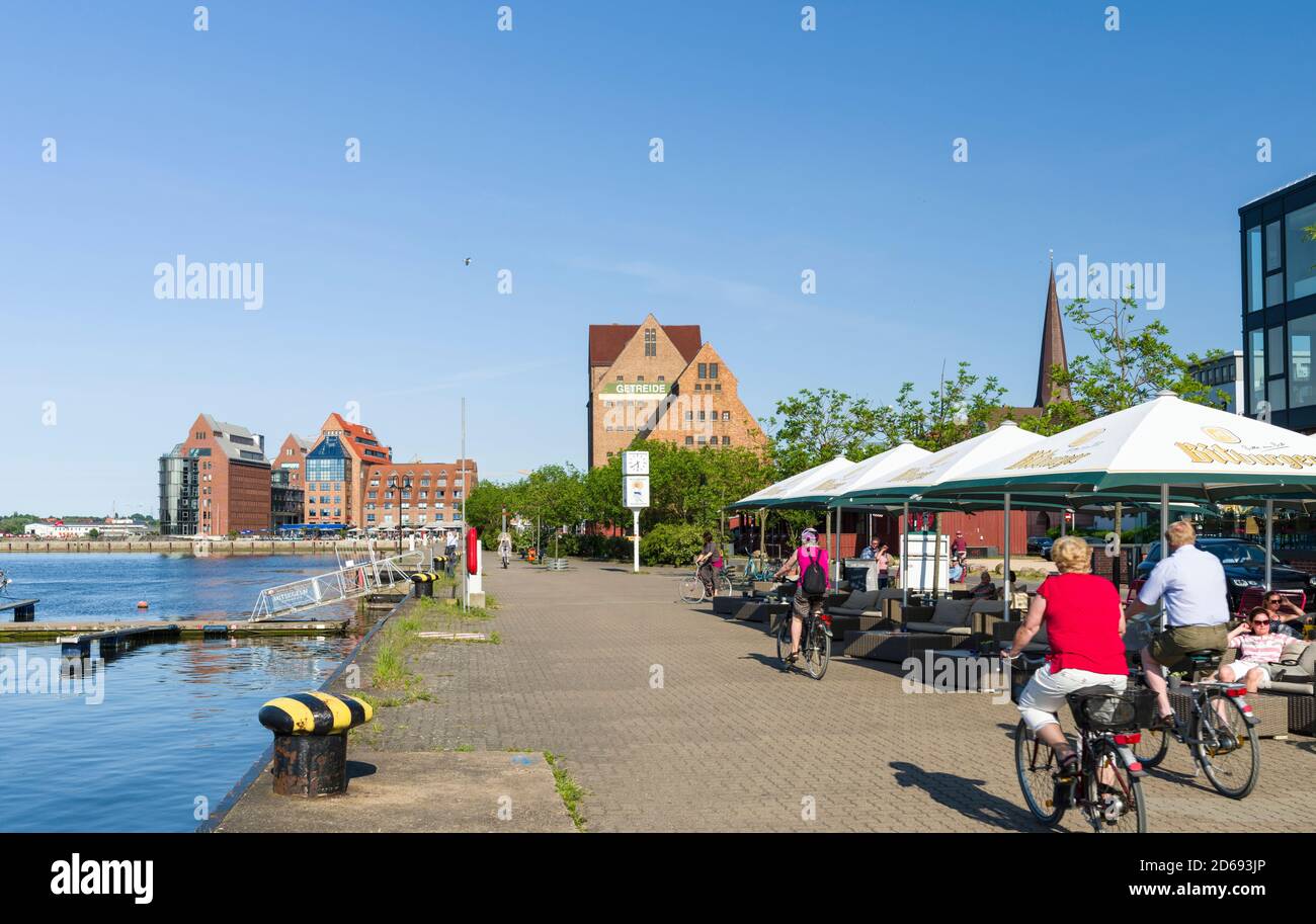 Port à l'Unterwarnow, aménagement de chantier naval à la péninsule de Silohalbinsel. La ville hanséatique de Rostock sur la côte de la mer baltique allemande. Banque D'Images