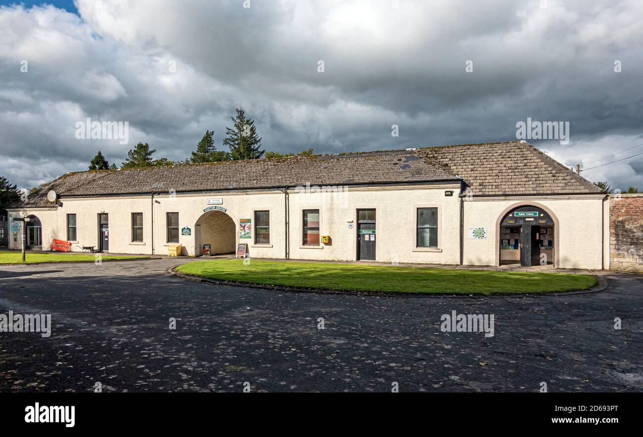 Le centre d'accueil dans l'ancien complexe stable avec entrée À Polkemmet Country Park près de Whitburn West Lothian Scotland UK Banque D'Images