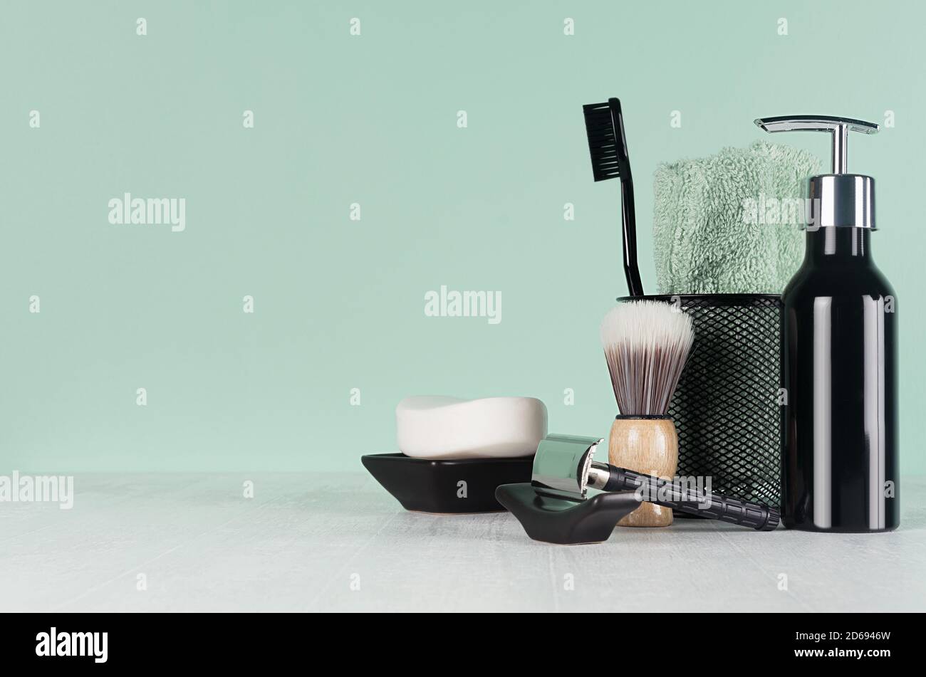 Accessoires de toilette mode hommes de couleur noire à la menthe verte menthe et intérieur blanc - rasoir, brosse à dents, serviette, savon, distributeur. Banque D'Images