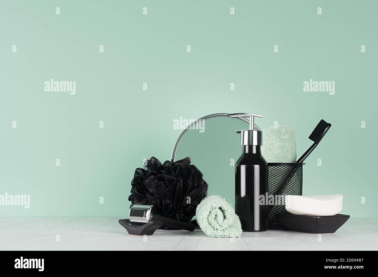 Produits cosmétiques, accessoires pour le rasage à la menthe menthe salle de bains sur tableau blanc - rasoir noir, brosse à dents, bouffée de bain, miroir, serviette, distributeur. Banque D'Images