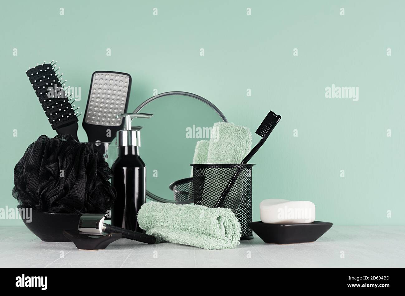 Élégante coiffeuse d'hommes dans la tendance vert menthe menthe couleur - rasoir noir, bouffée de bain, brosse à dents, outil, miroir, savon, serviette, distributeur sur tabl blanc Banque D'Images