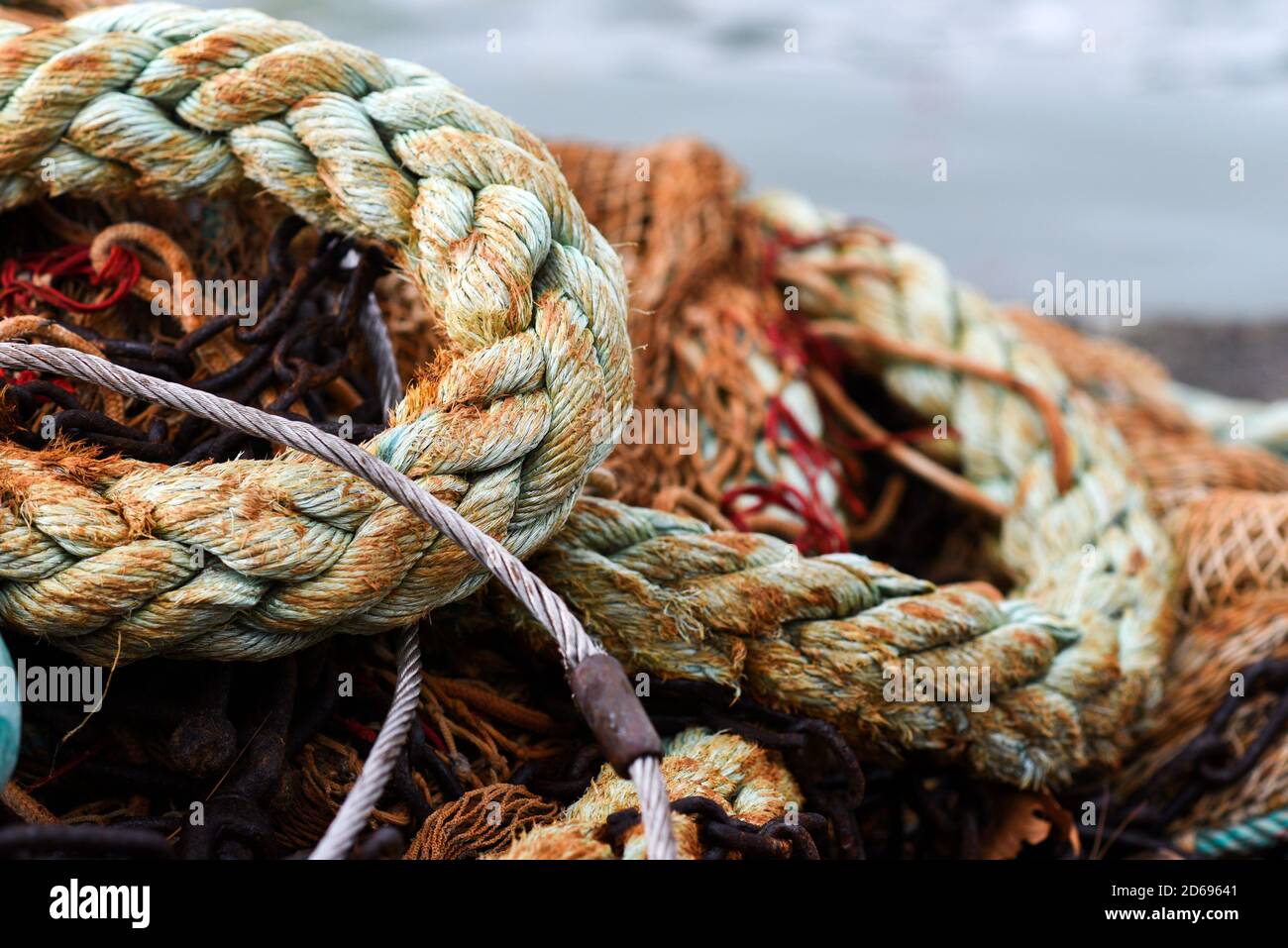 Éléments de filets de pêche anciens dans le port. Banque D'Images