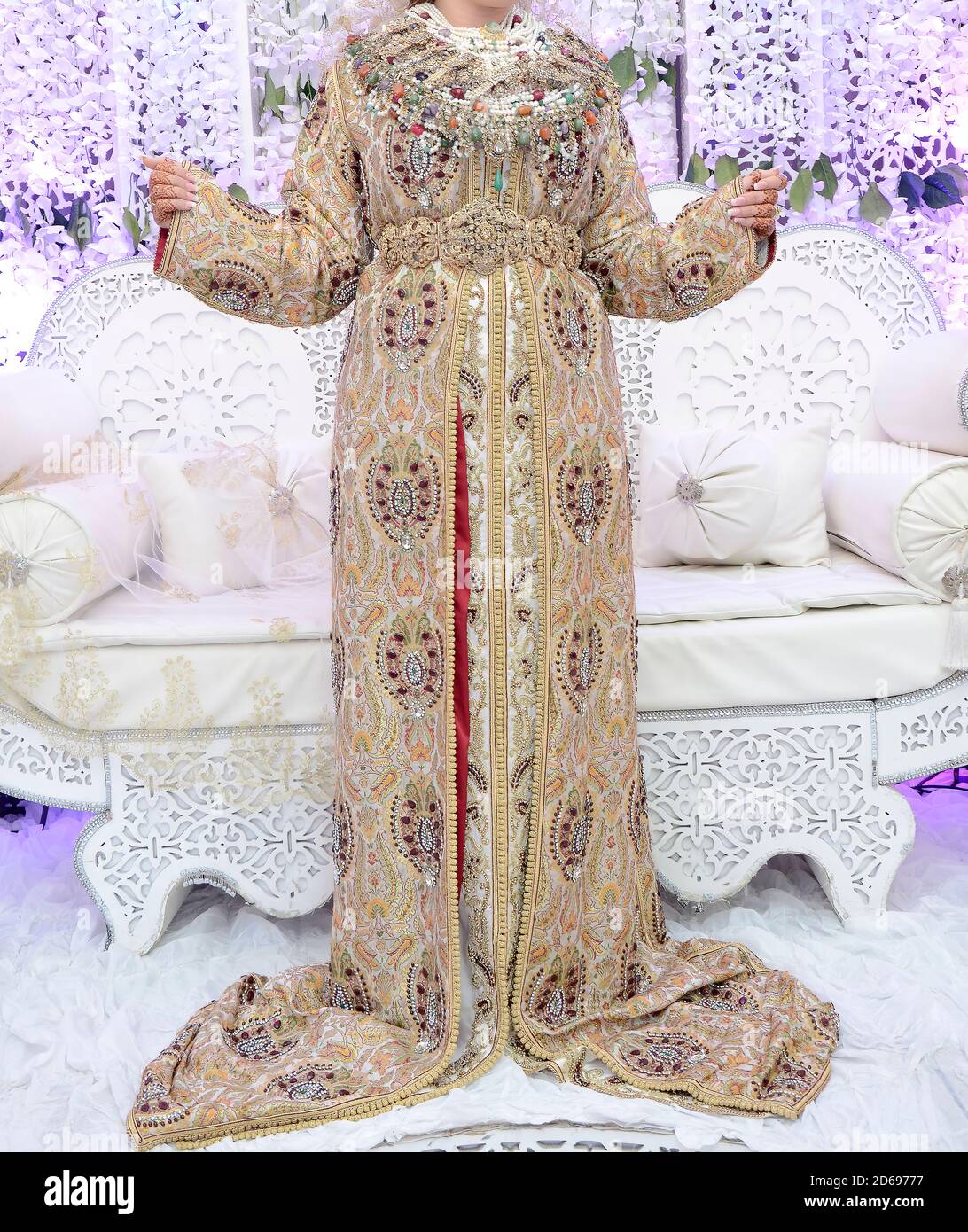 La robe traditionnelle de la mariée marocaine. Belle mariée portant caftan marocain et bijoux précieux Banque D'Images