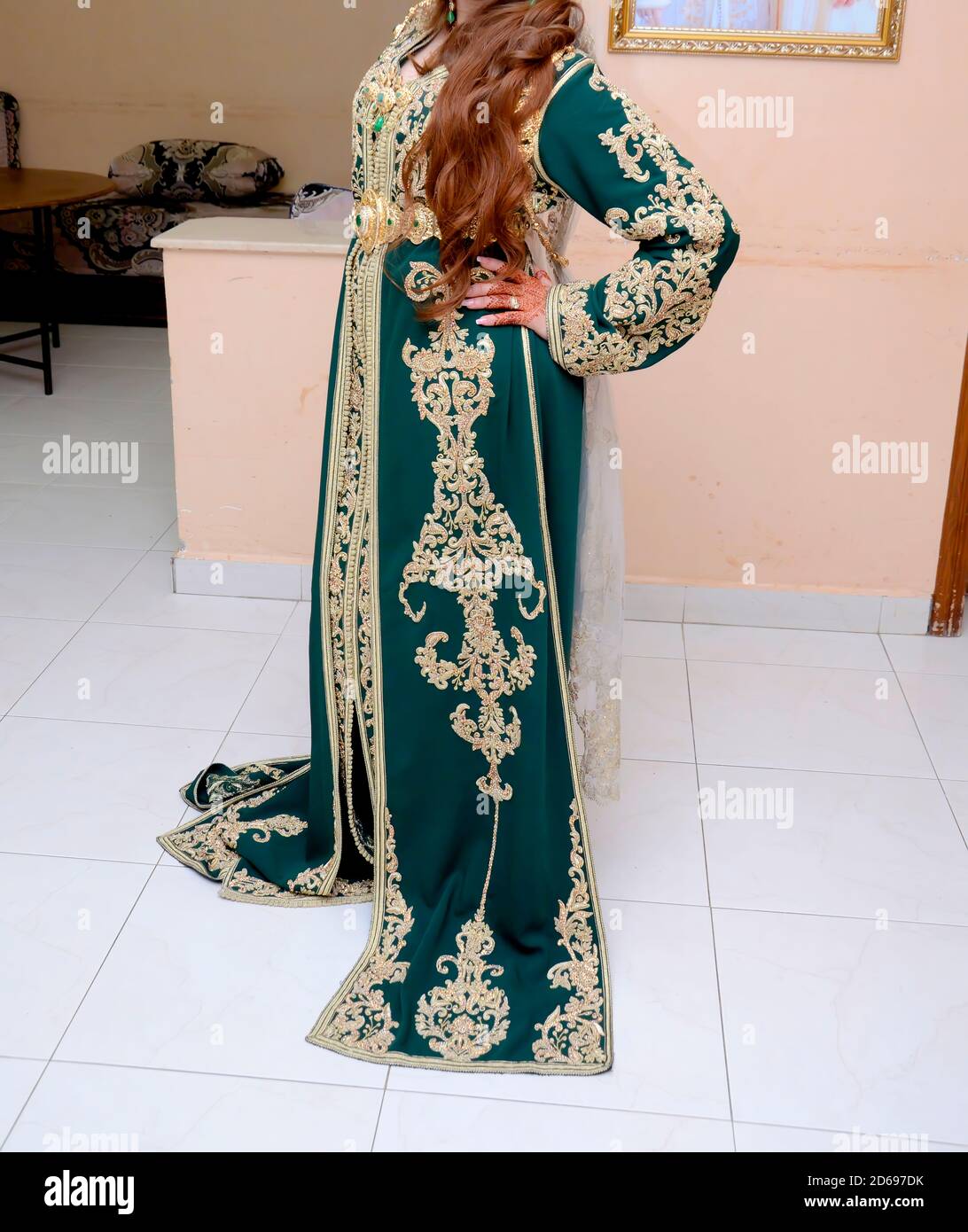 Robe traditionnelle marocaine. Mariée portant un caftan vert orné de bijoux  Photo Stock - Alamy