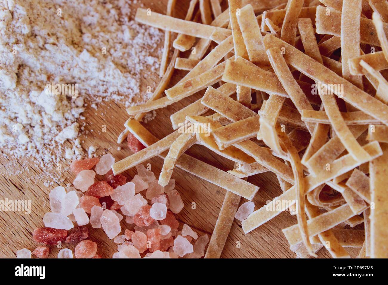 Ingrédients frais de pâtes maison disposés sur une table en bois prête à être préparée Banque D'Images