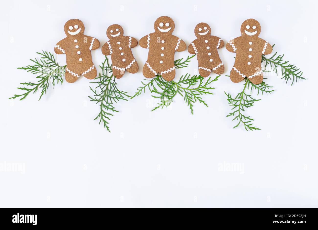 Petits gâteaux de noël faits maison au pain d'épice, vue sur fond blanc Banque D'Images