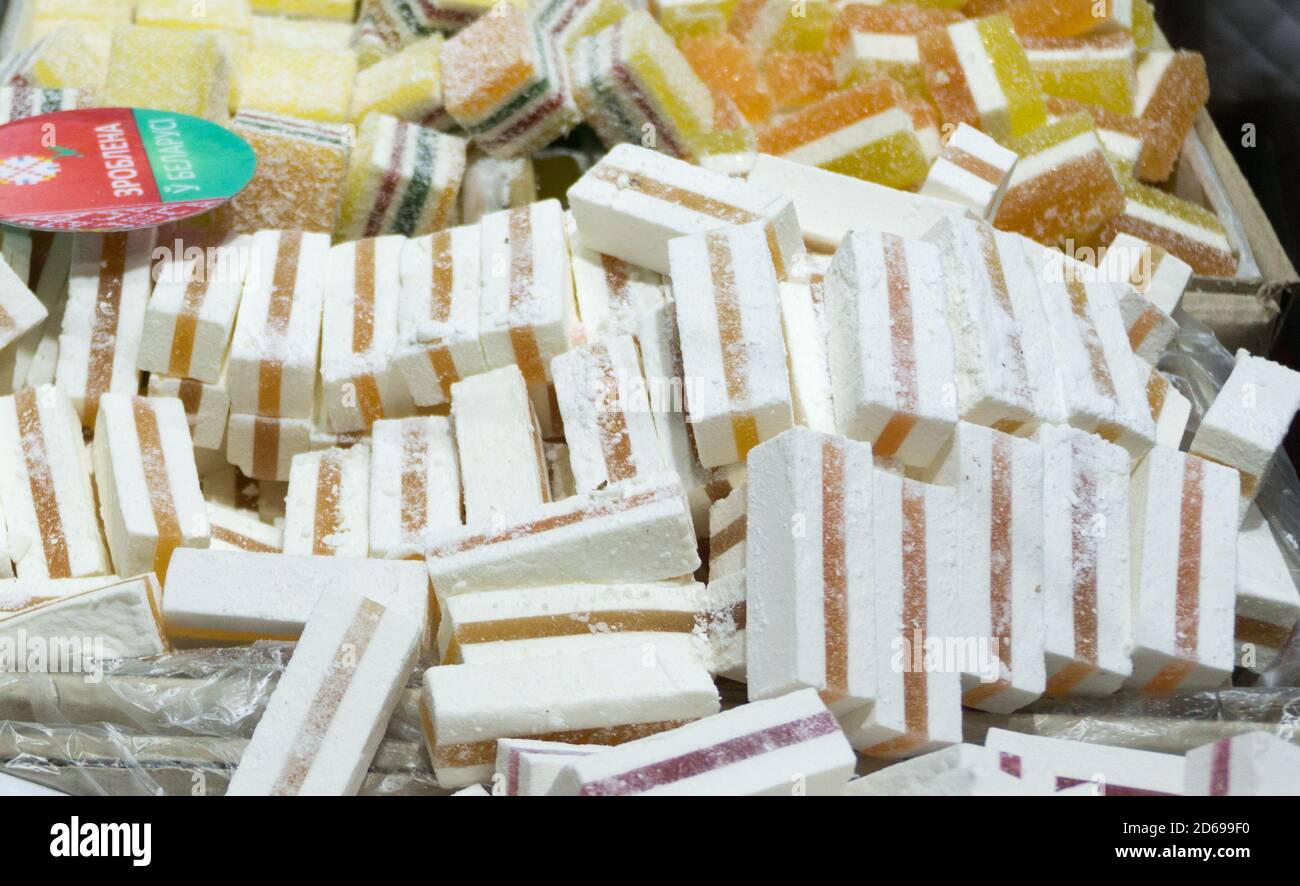 Guimauve douce blanche avec couche intermédiaire de fruits sur un comptoir de marché Banque D'Images