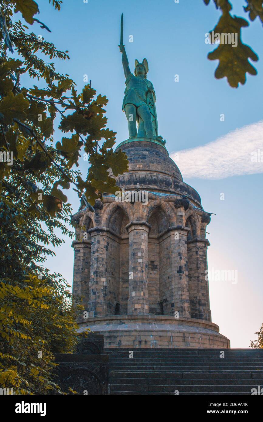 Hermannsdenkmal. Le monument Hermann est la plus haute statue d'Allemagne. Il est situé dans la forêt de Teutoburg, en Rhénanie du Nord-Westphalie Banque D'Images
