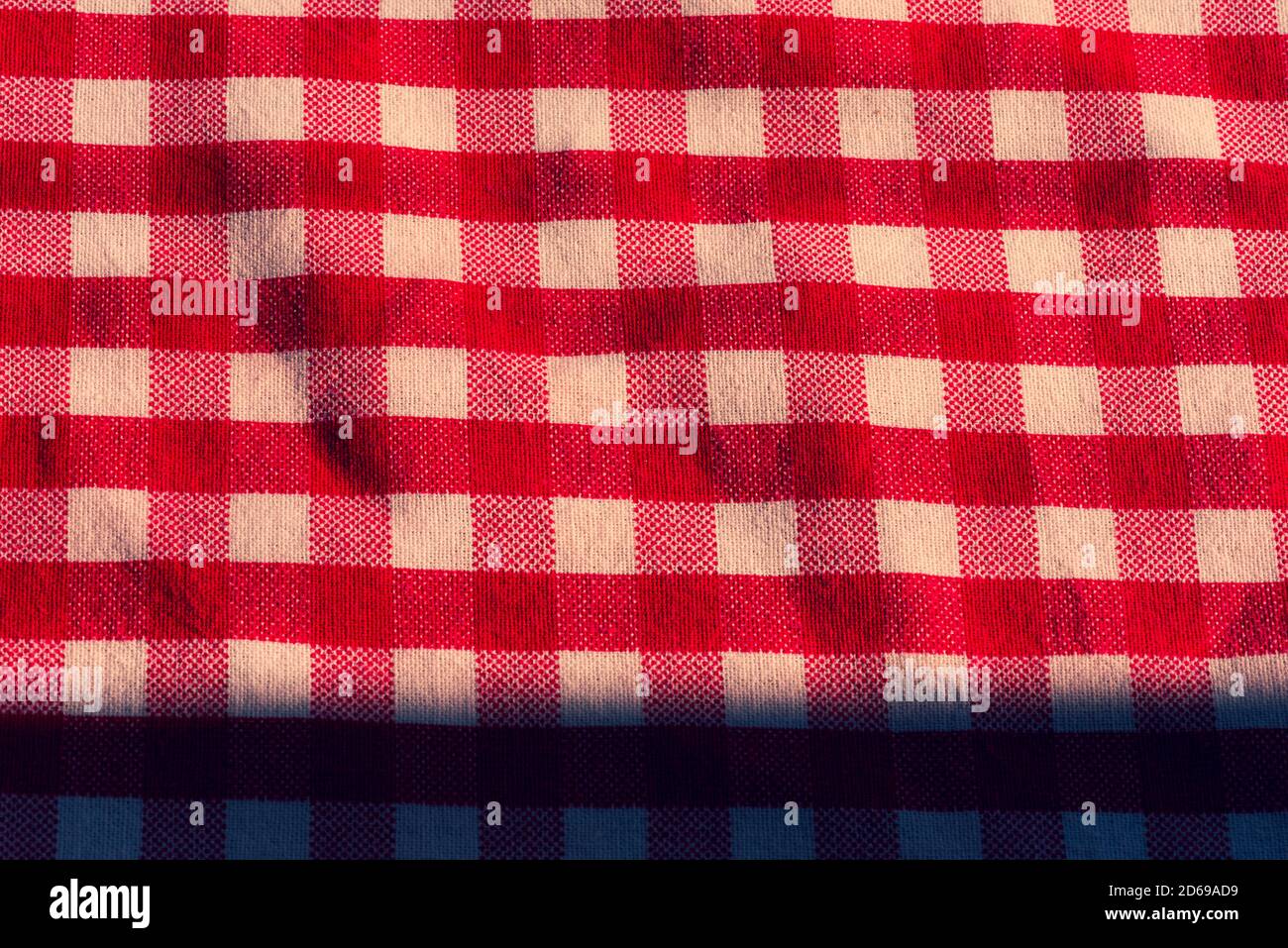 La nappe à carreaux sur une table. Texture de tissu blanc dans une cellule  rouge Photo Stock - Alamy