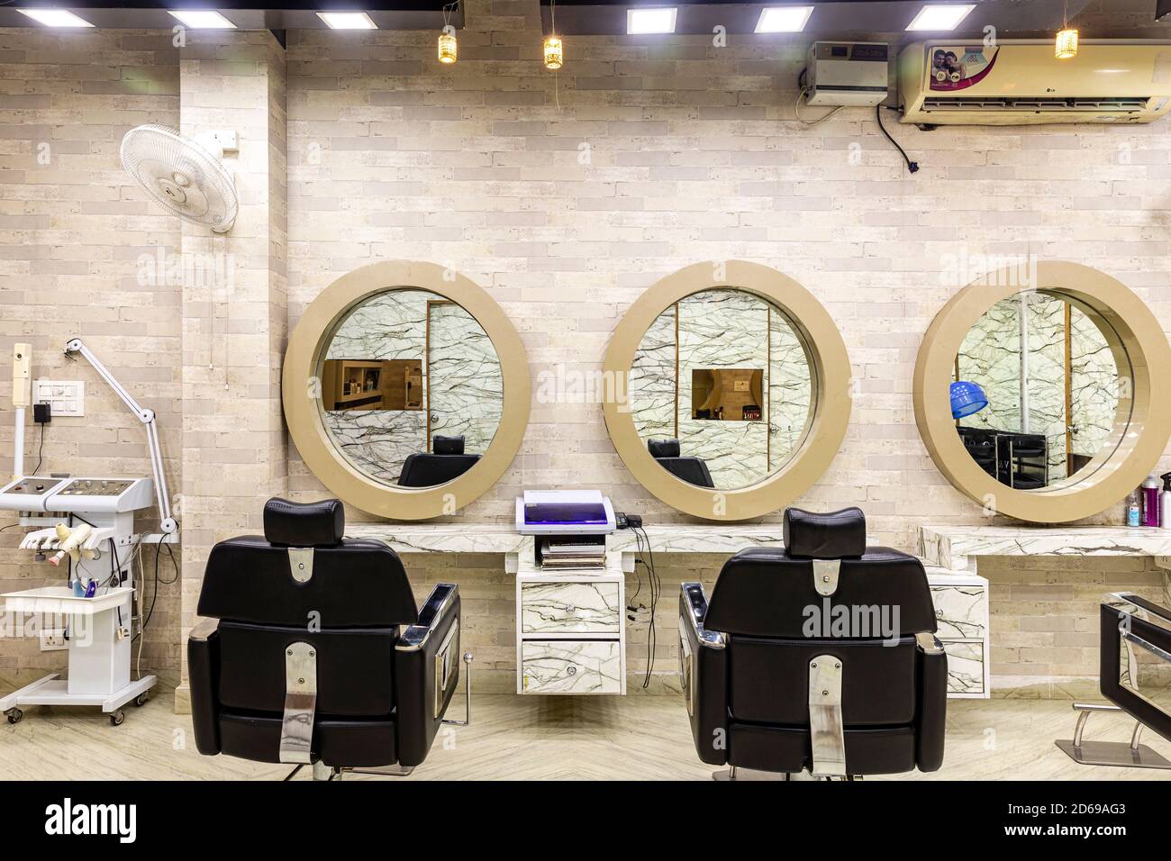 Vue à l'intérieur d'un salon moderne avec miroirs et sièges. Intérieurs de salon de beauté. Banque D'Images