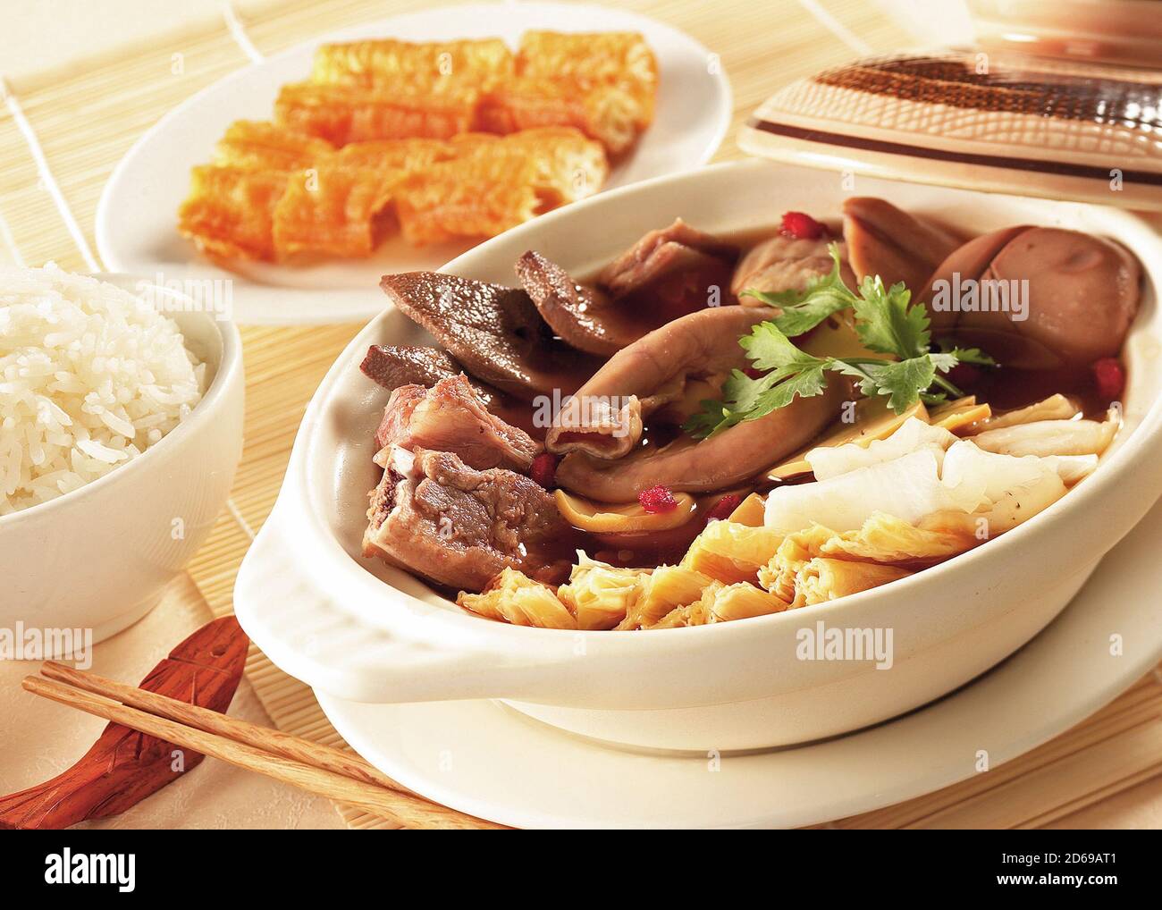 Cuisine asiatique Bak Kut Teh, ragoût de porc et soupe aux herbes Banque D'Images