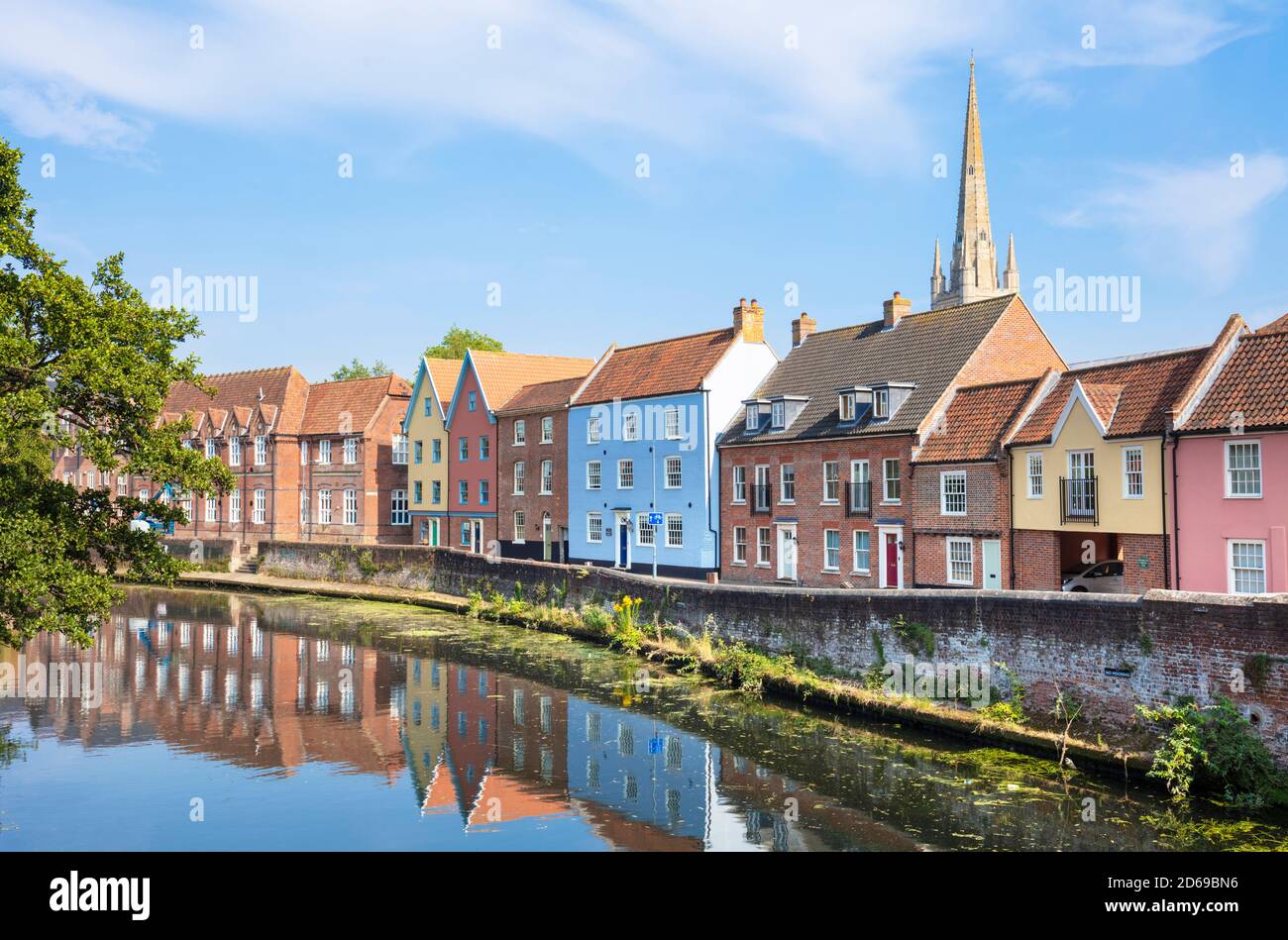 Rivière Norwich Wensum rue étroite Quayside et maisons en terrasse peintes de couleurs vives près de la rivière Norwich Wensum Norwich Norfolk East Anglia Angleterre GB Banque D'Images