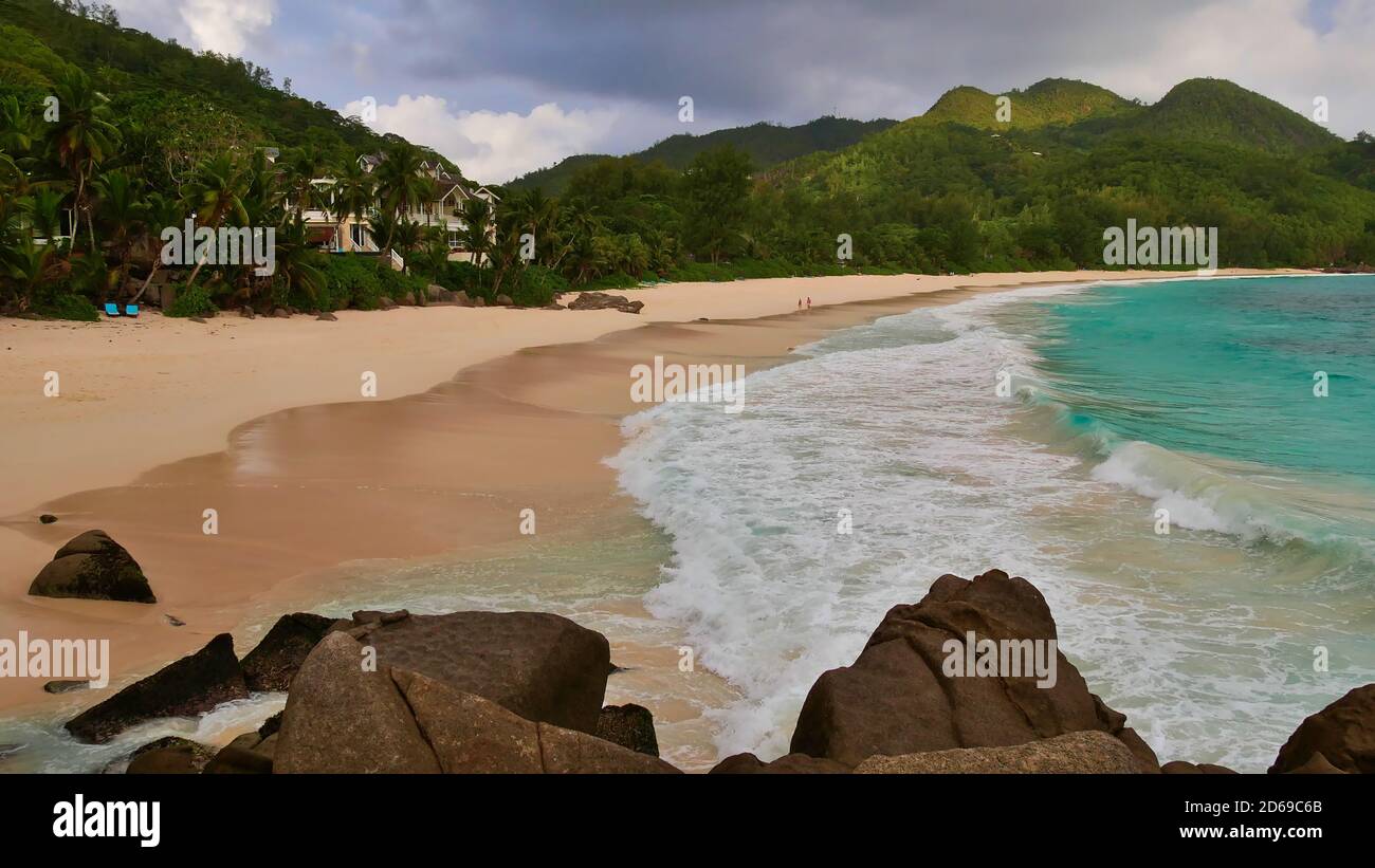 Vue panoramique de la célèbre plage tropicale Anse Intendance, île de Mahé, Seychelles avec eau turquoise, forêt tropicale et station de vacances de luxe. Banque D'Images