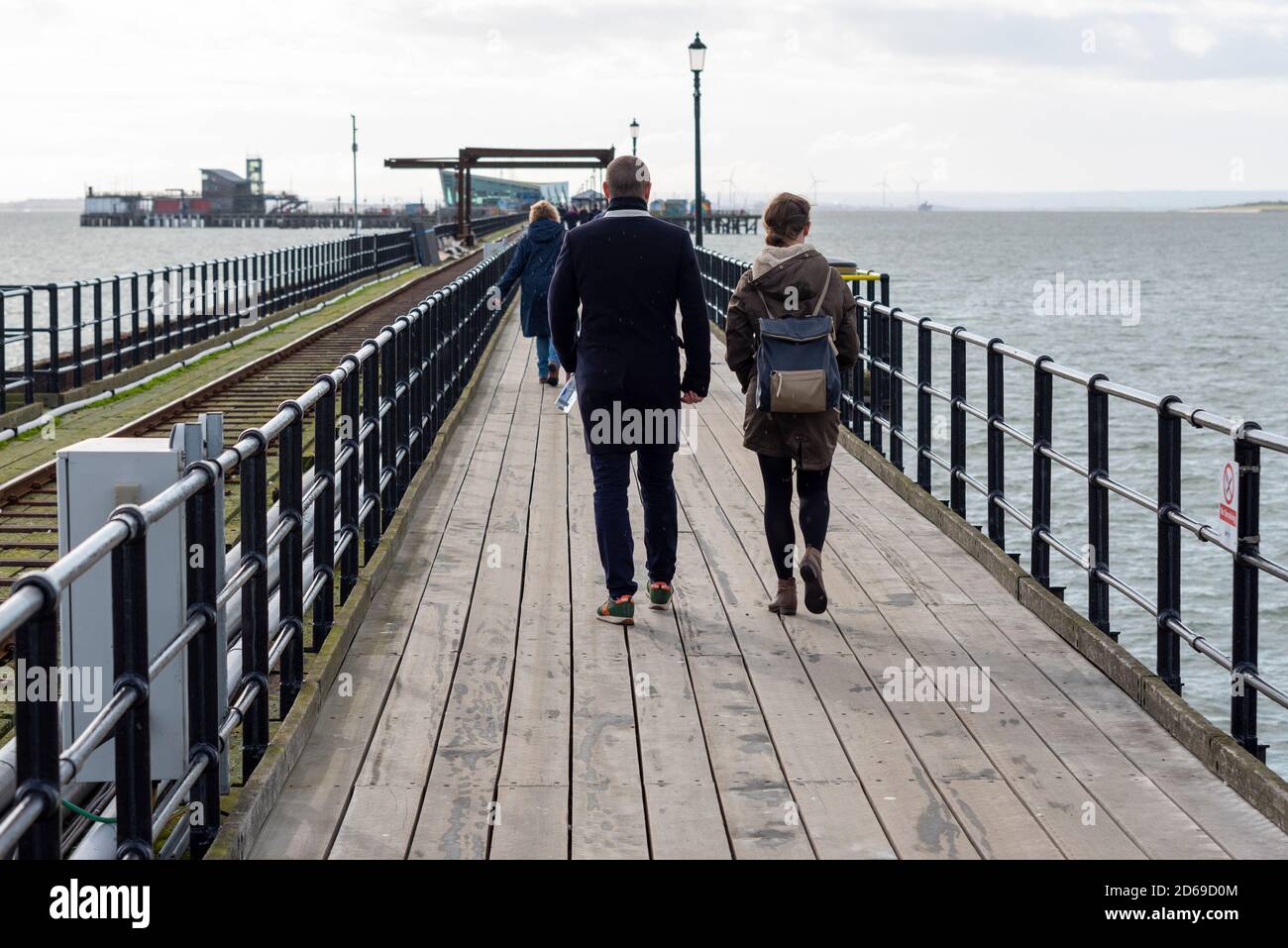 Southend Pier, Southend on Sea, Essex, Royaume-Uni. 15 octobre 2020. Changeant mais souvent ensoleillé, bien que le temps frais attirait les gens à Southend Pier dans l'estuaire de la Tamise. Southend reste au niveau COVID-19 de niveau 1 Banque D'Images