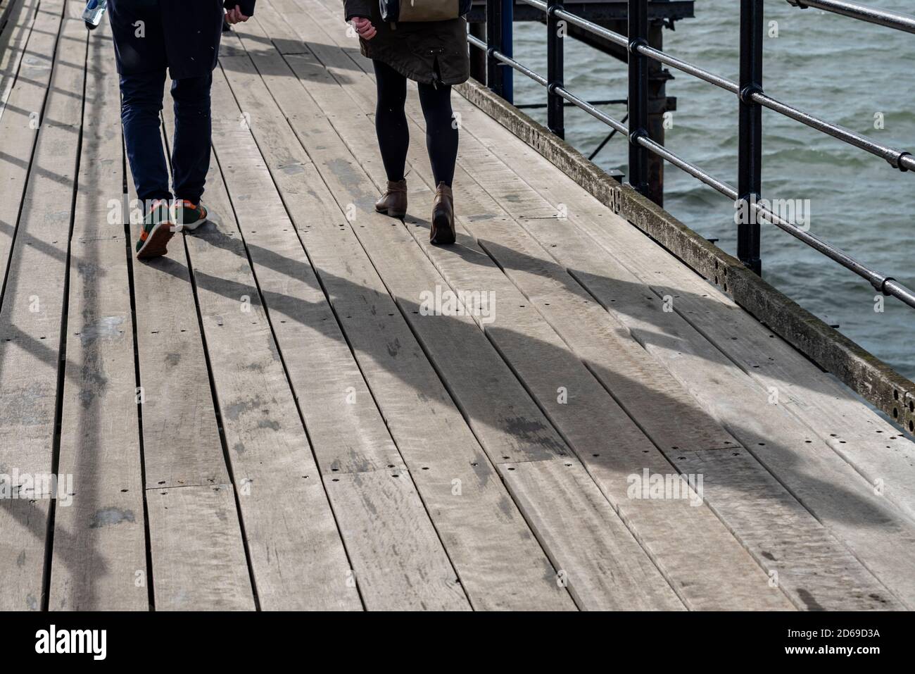 Southend Pier, Southend on Sea, Essex, Royaume-Uni. 15 octobre 2020. Changeant mais souvent ensoleillé, bien que le temps frais attirait les gens à Southend Pier dans l'estuaire de la Tamise. Southend reste au niveau COVID-19 de niveau 1 Banque D'Images