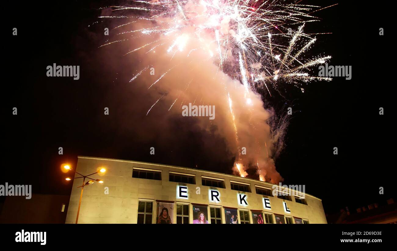 Budapest, Hongrie - 01/01/2019: Fête du nouvel an devant le célèbre théâtre Erkel avec feux d'artifice. Banque D'Images