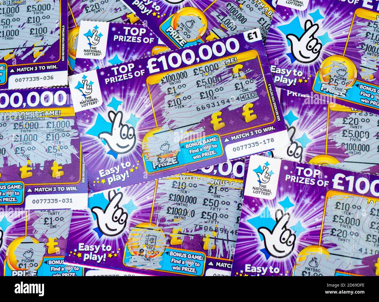 Pile de cartes à gratter de la loterie nationale - 21 mai 2020 Banque D'Images