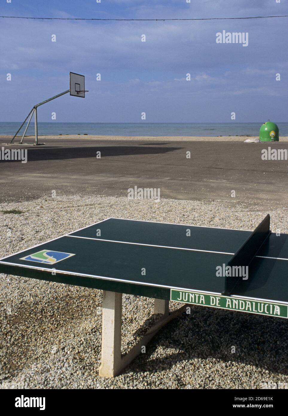 Table de ping-pong dans une aire de jeux déserte, Costa de Almeria, Andalousie, Espagne Banque D'Images
