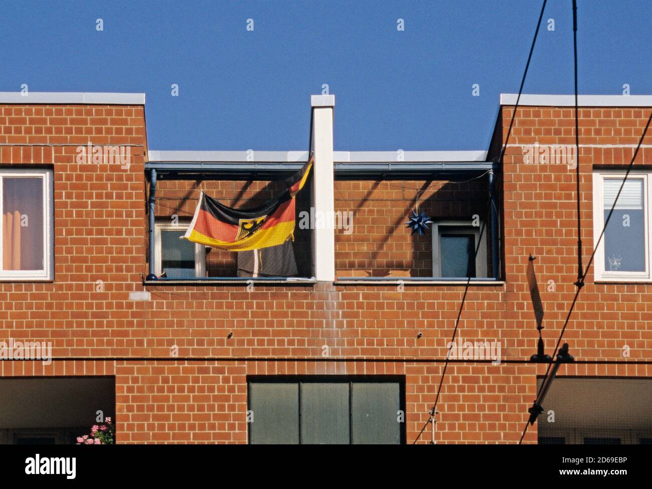 Rda drapeau allemand sur le balcon de l'appartement dans quartier de Prenzlauerberg Berlin Allemagne Banque D'Images