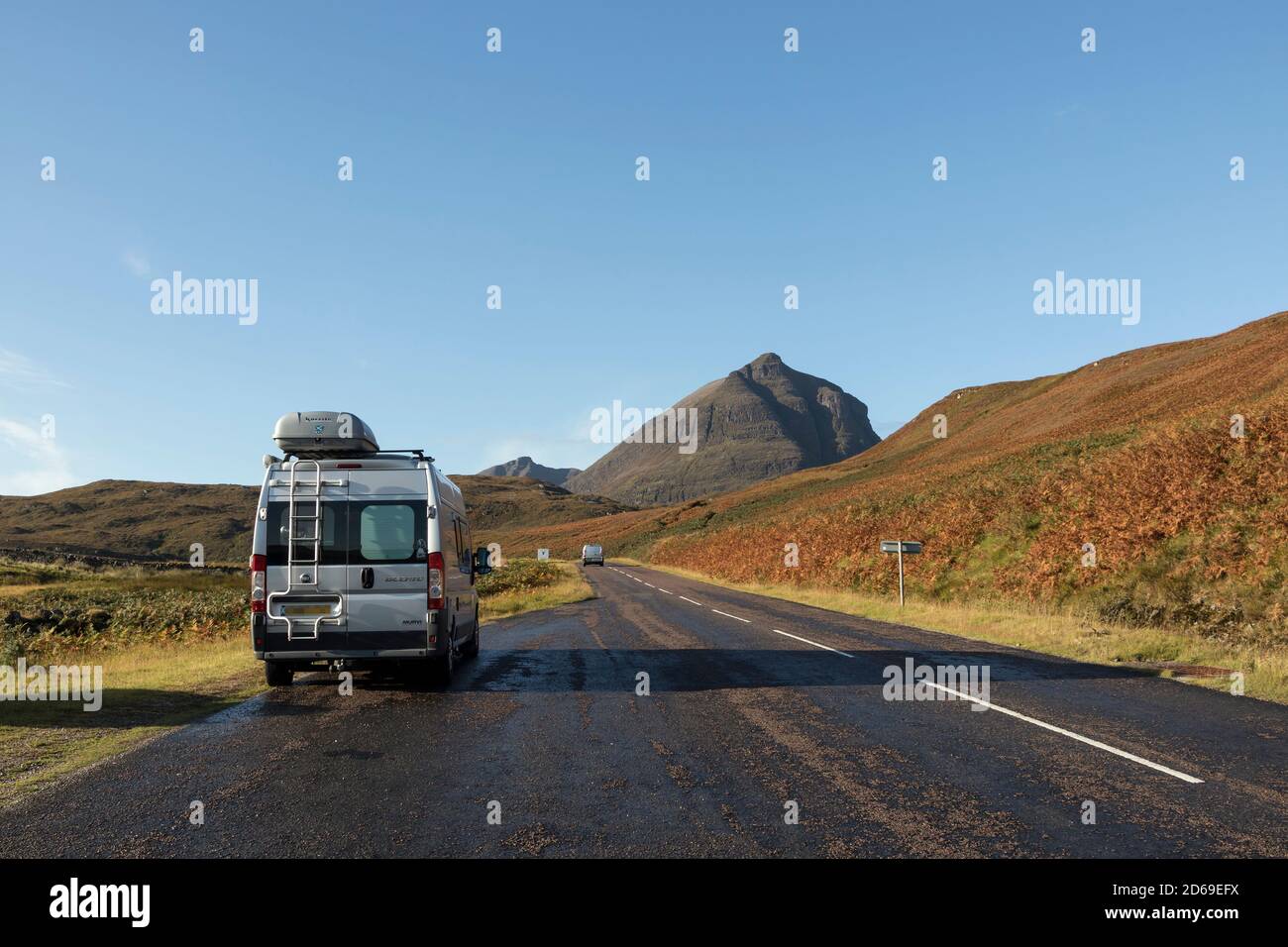 Campervan et vue spectaculaire sur la montagne sur la North Coast 500 Tourist route dans le Nord-Ouest, en Écosse, au Royaume-Uni Banque D'Images
