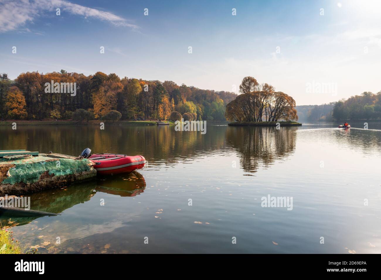 Paysage d'automne coloré. Bateau sur le lac et la forêt d'automne. Banque D'Images
