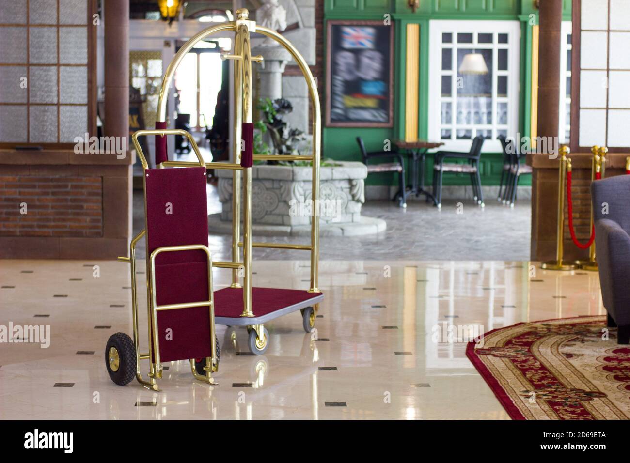 Chariot à bagages ou chariot d'hôtel dans un hôtel de luxe sur hall  d'entrée Photo Stock - Alamy