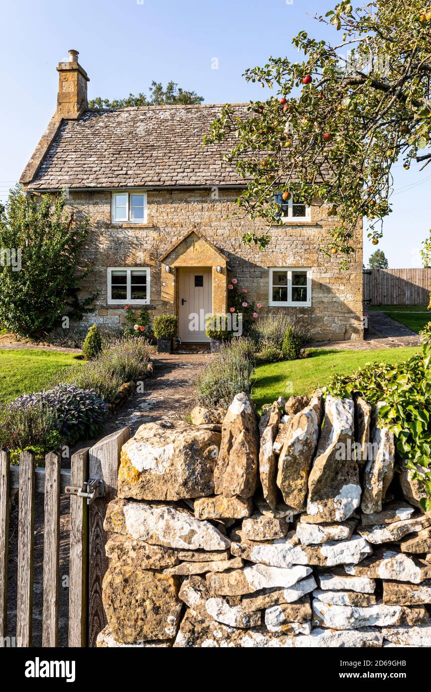 Lumière du soir sur un cottage traditionnel en pierre dans le village Cotswold de Cutsdean, Gloucestershire Royaume-Uni Banque D'Images