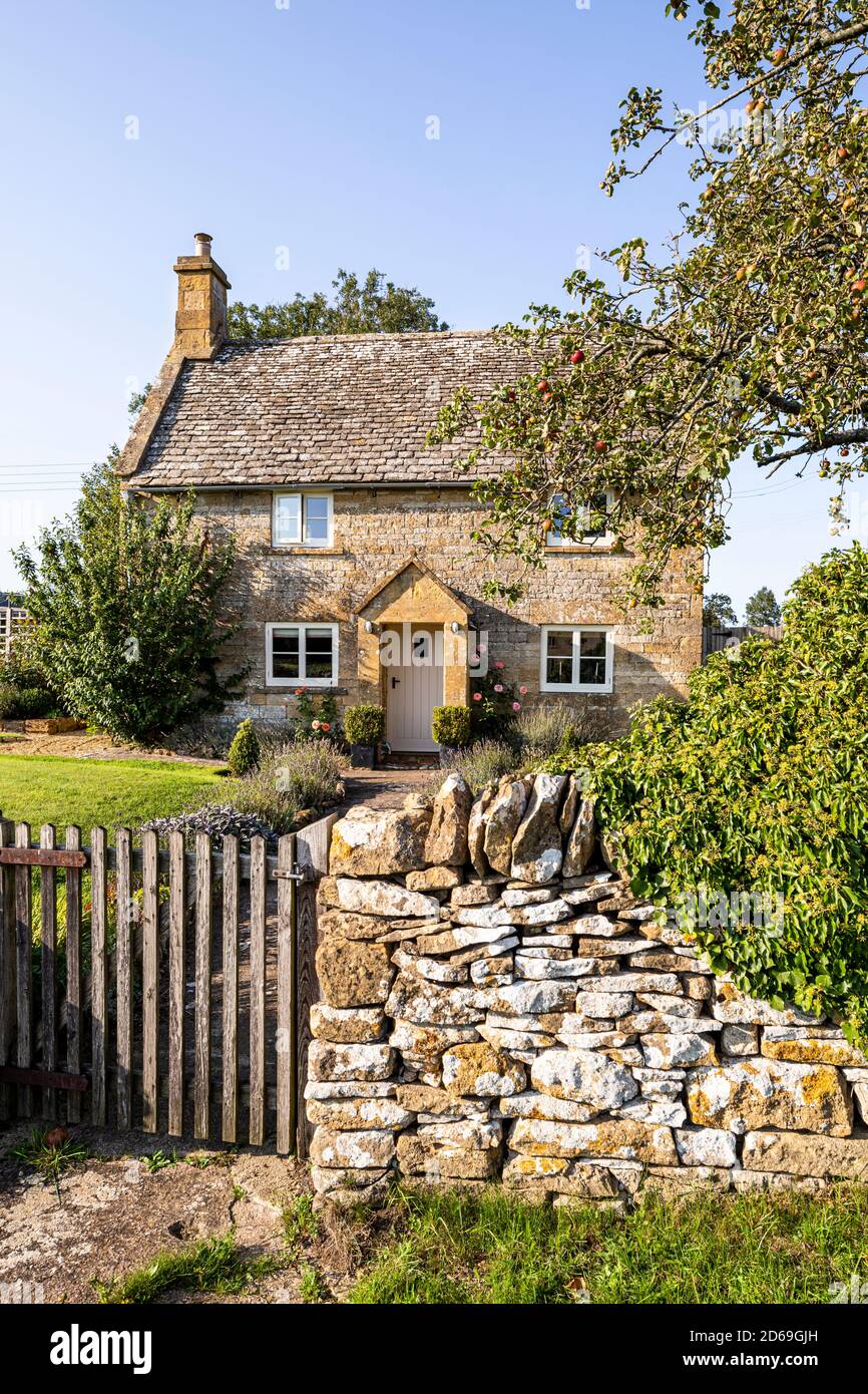 Lumière du soir sur un cottage traditionnel en pierre dans le village Cotswold de Cutsdean, Gloucestershire Royaume-Uni Banque D'Images