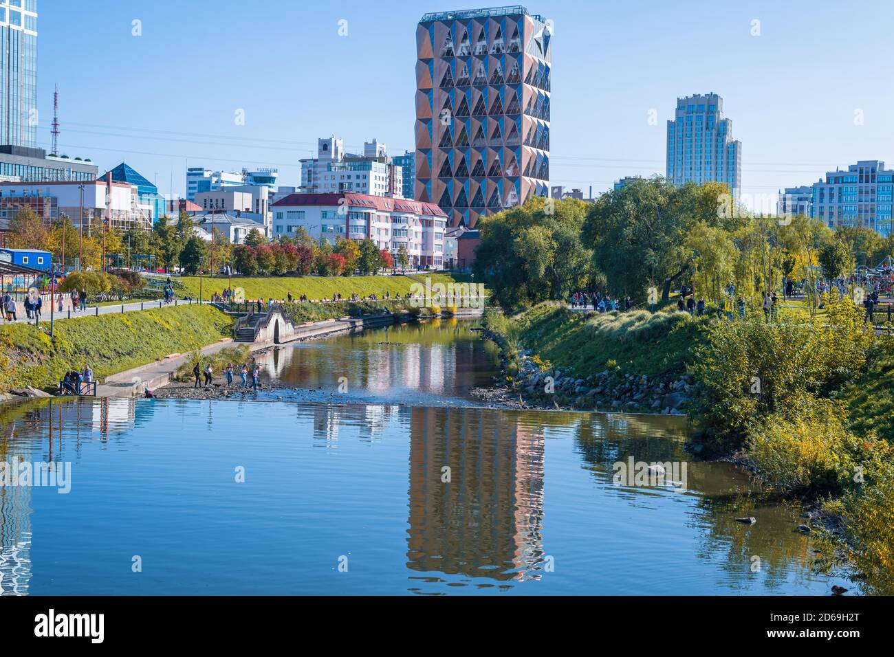 paysage urbain en automne. rivière, maisons, barrage. Ekaterinbourg Banque D'Images