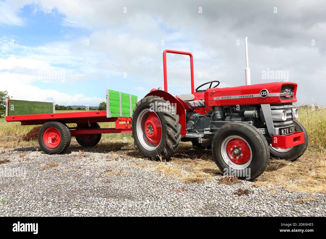 1964 tracteur Massey Ferguson 135 avec remorque Banque D'Images
