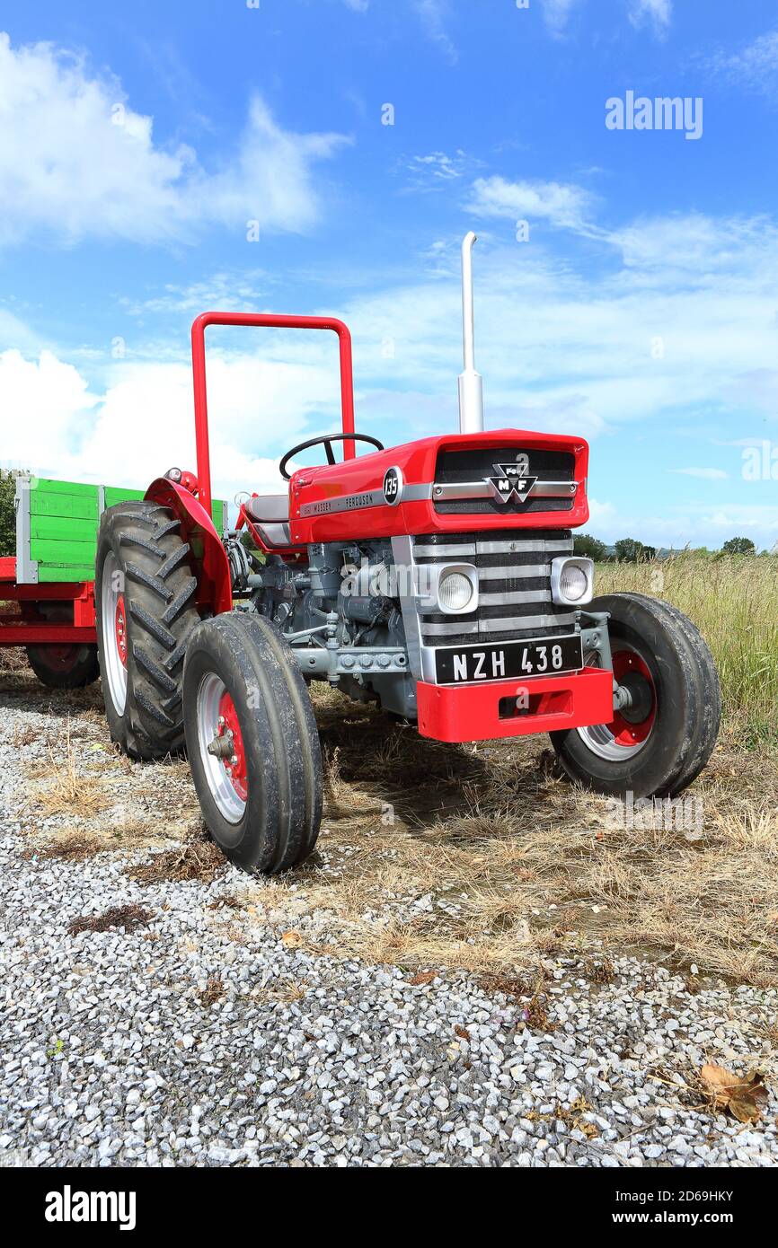 Ancien tracteur massey ferguson 135 Banque de photographies et d’images à haute résolution