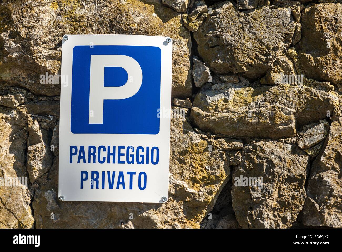 Parcheggio Privato, bleu et blanc signalisation parking privé en langue italienne accrochée sur un mur en pierre. Ligurie, Italie, Europe Banque D'Images