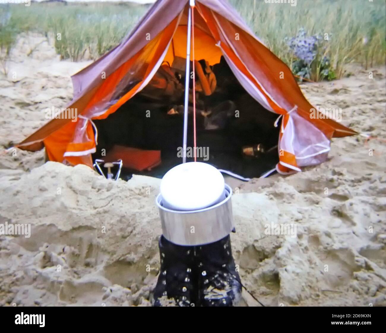 petite tente sur une plage avec des chaussures et une casserole Photo Stock  - Alamy